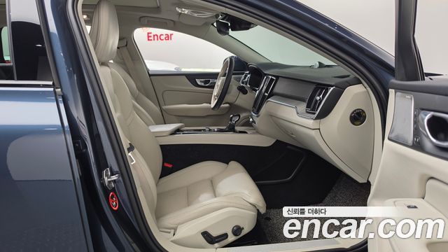 Volvo V60 2020 — photo 16