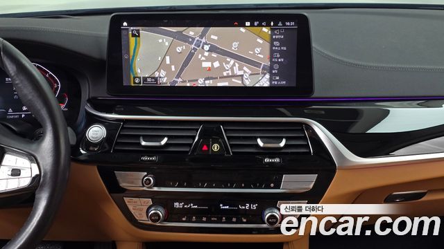BMW 5-Series 2022 — photo 18