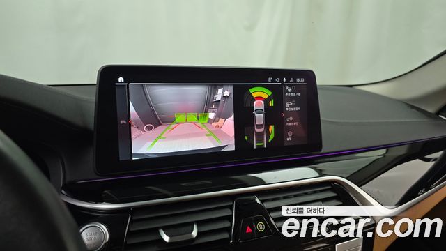 BMW 5-Series 2022 — photo 20
