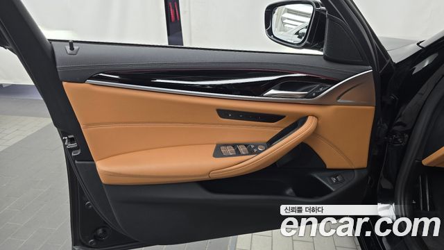BMW 5-Series 2022 — photo 14