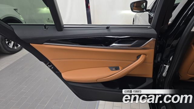 BMW 5-Series 2022 — photo 15