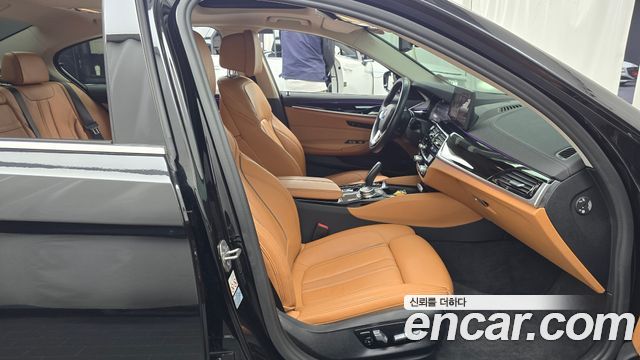 BMW 5-Series 2022 — photo 16