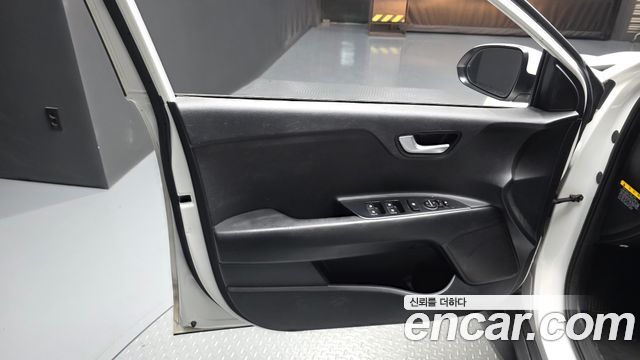 Kia Stonic 2018 — photo 14