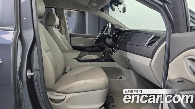 Kia Canival 2015 — photo 11