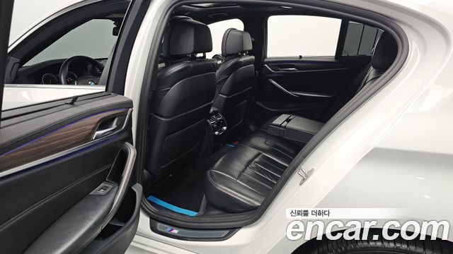 BMW 5-Series 2018 — photo 18