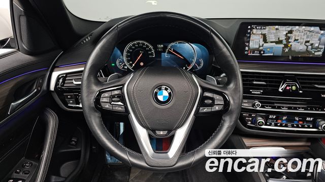 BMW 5-Series 2018 — photo 19