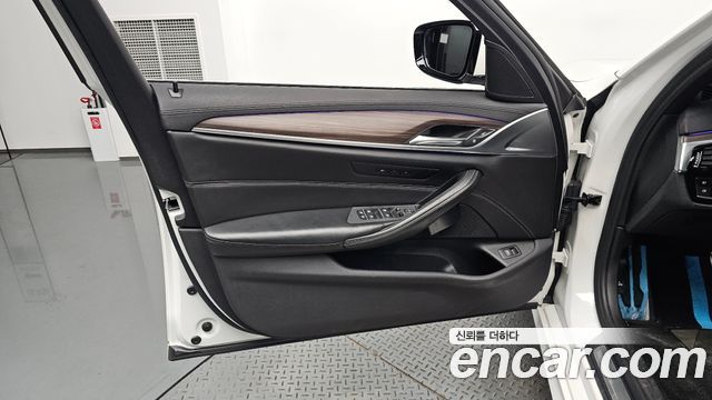 BMW 5-Series 2018 — photo 14