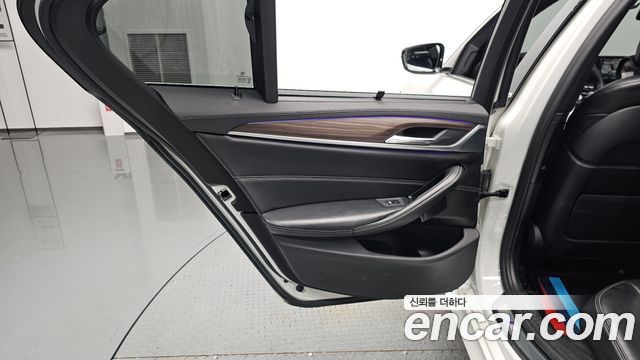 BMW 5-Series 2018 — photo 15