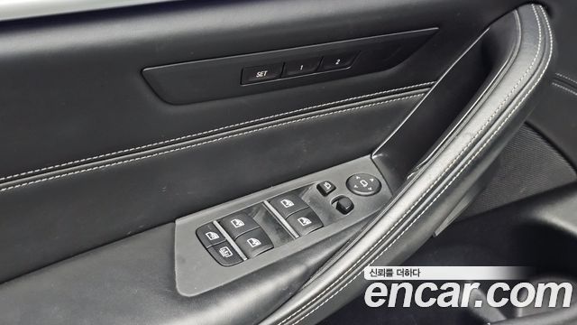 BMW 5-Series 2018 — photo 29
