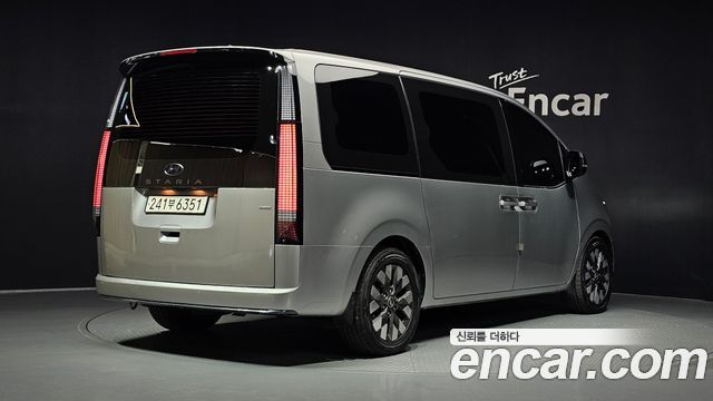 Hyundai Staria 2023 — photo 2