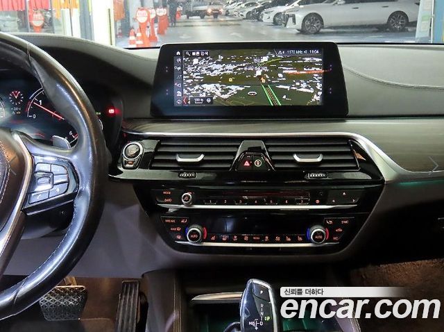 BMW 5-Series 2018 — photo 10