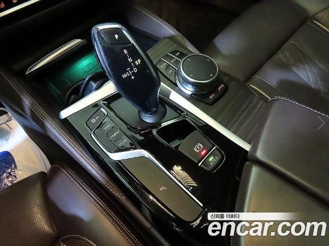 BMW 5-Series 2018 — photo 11