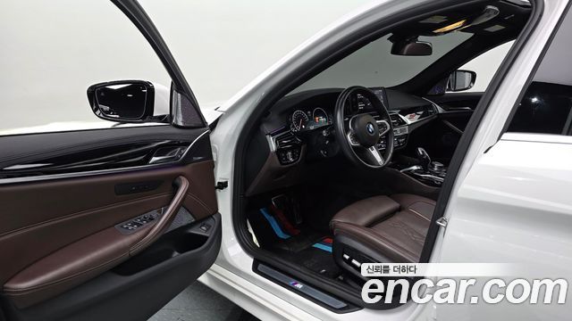 BMW 5-Series 2019 — photo 13