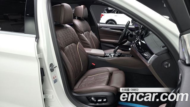 BMW 5-Series 2019 — photo 17