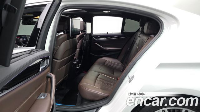 BMW 5-Series 2019 — photo 18
