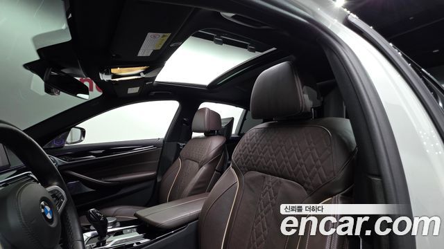 BMW 5-Series 2019 — photo 23