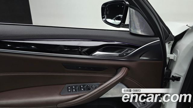 BMW 5-Series 2019 — photo 25