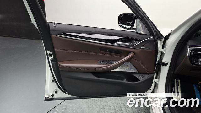 BMW 5-Series 2019 — photo 14