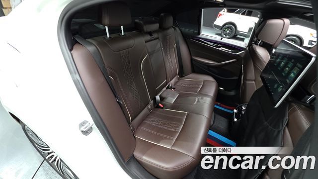 BMW 5-Series 2019 — photo 16
