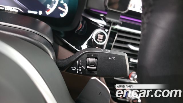 BMW 5-Series 2019 — photo 28