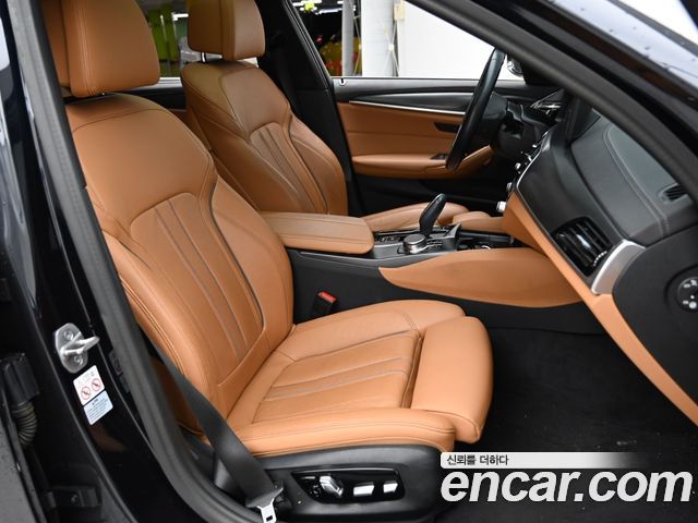 BMW 5-Series 2023 — photo 10