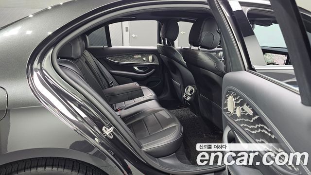 Mercedes-Benz E-Class 2021 — photo 17