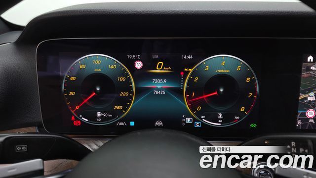 Mercedes-Benz E-Class 2022 — photo 11