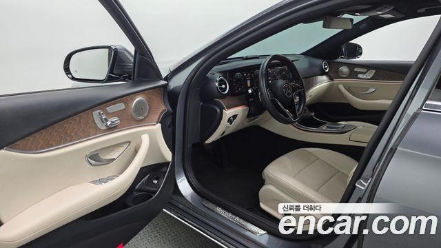 Mercedes-Benz E-Class 2022 — photo 13