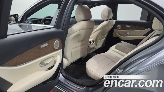 Mercedes-Benz E-Class 2022 — photo 17