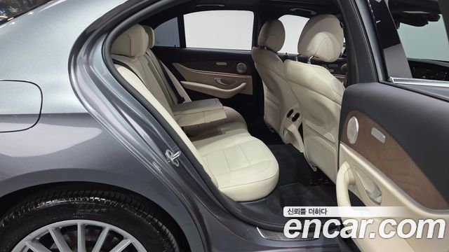 Mercedes-Benz E-Class 2022 — photo 18