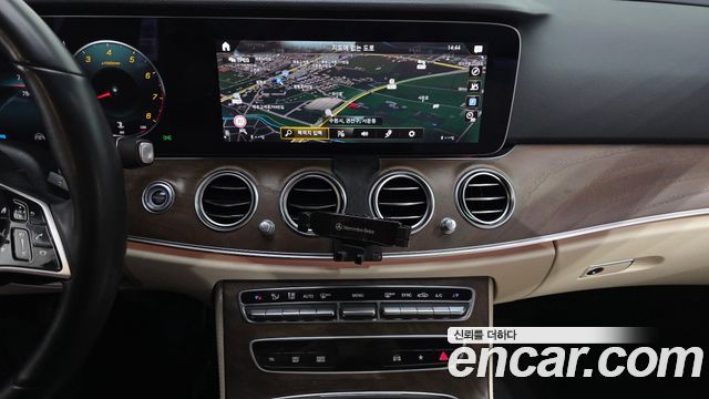 Mercedes-Benz E-Class 2022 — photo 19