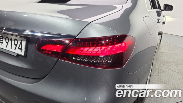 Mercedes-Benz E-Class 2022 — photo 9