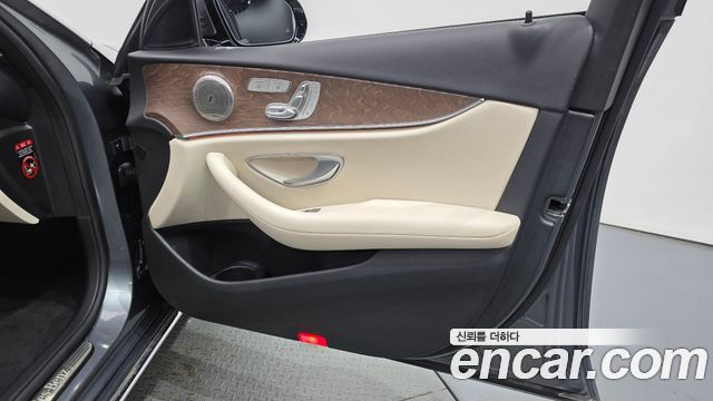Mercedes-Benz E-Class 2022 — photo 14