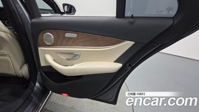 Mercedes-Benz E-Class 2022 — photo 15