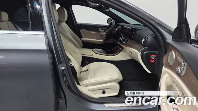 Mercedes-Benz E-Class 2022 — photo 16