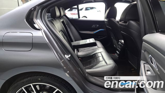 BMW 3-Series 2021 — photo 11