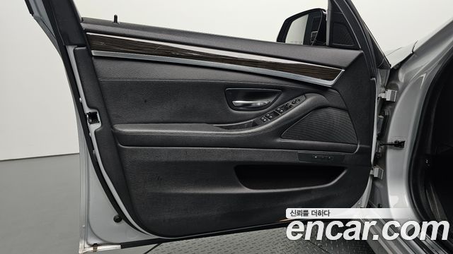 BMW 5-Series 2016 — photo 14