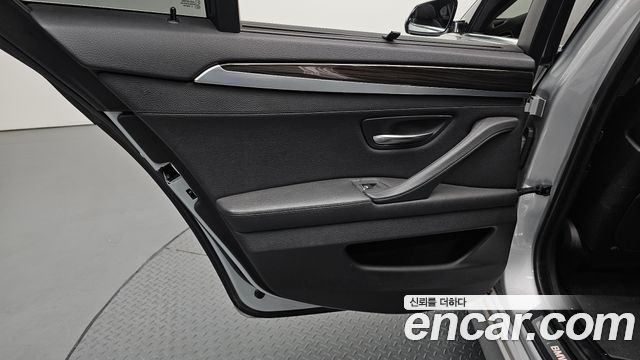BMW 5-Series 2016 — photo 15