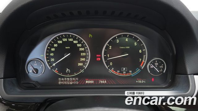 BMW 5-Series 2011 — photo 8