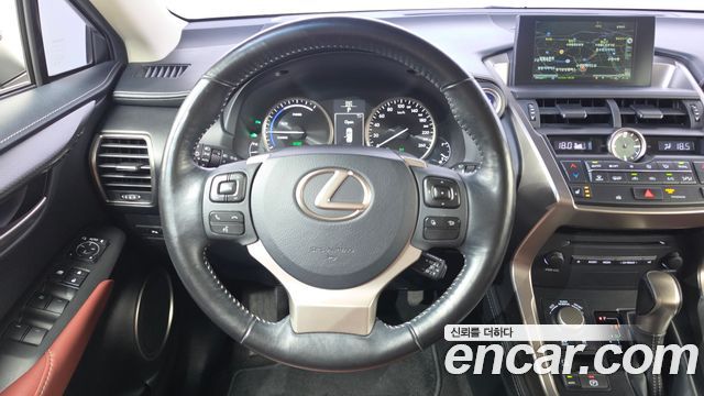 Lexus NX 2017 — photo 12