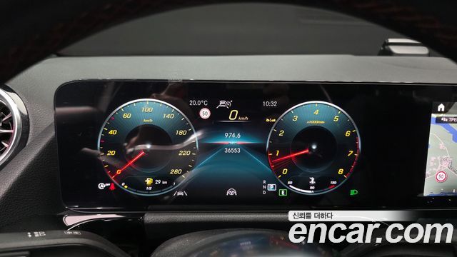 Mercedes-Benz GLA-Class 2023 — photo 8