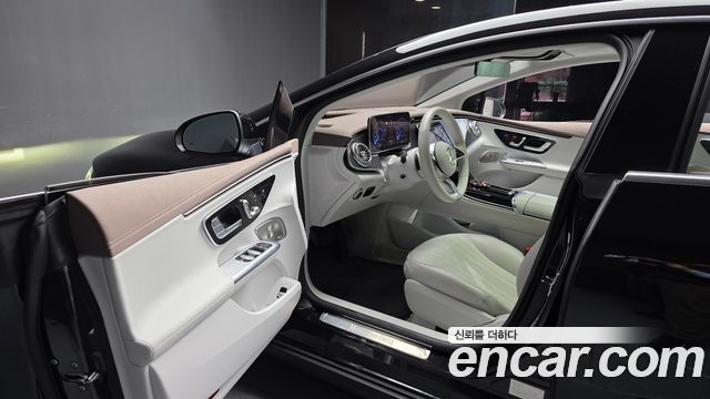 Mercedes-Benz EQE 2023 — photo 13