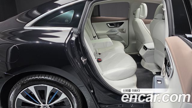 Mercedes-Benz EQE 2023 — photo 17