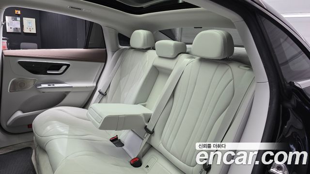 Mercedes-Benz EQE 2023 — photo 18