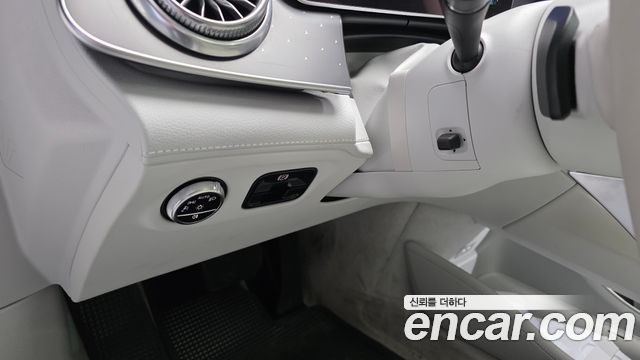 Mercedes-Benz EQE 2023 — photo 28