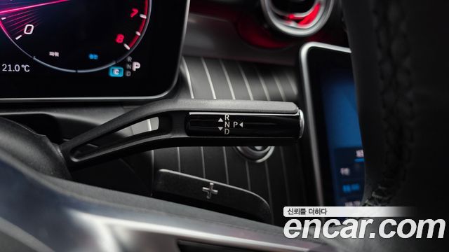 Mercedes-Benz C-Class 2025 — photo 12