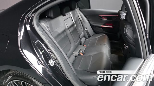 Mercedes-Benz C-Class 2025 — photo 17