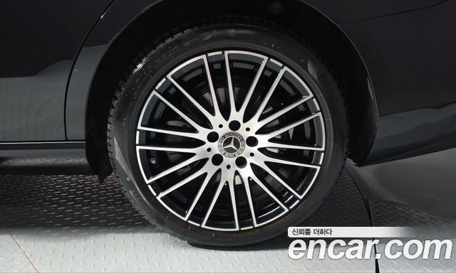 Mercedes-Benz C-Class 2025 — photo 7
