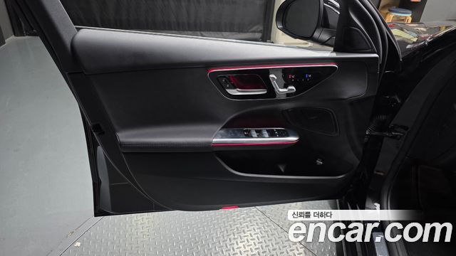 Mercedes-Benz C-Class 2025 — photo 14