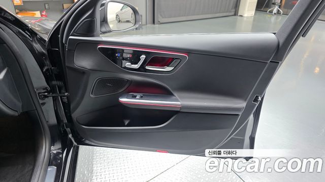 Mercedes-Benz C-Class 2025 — photo 15